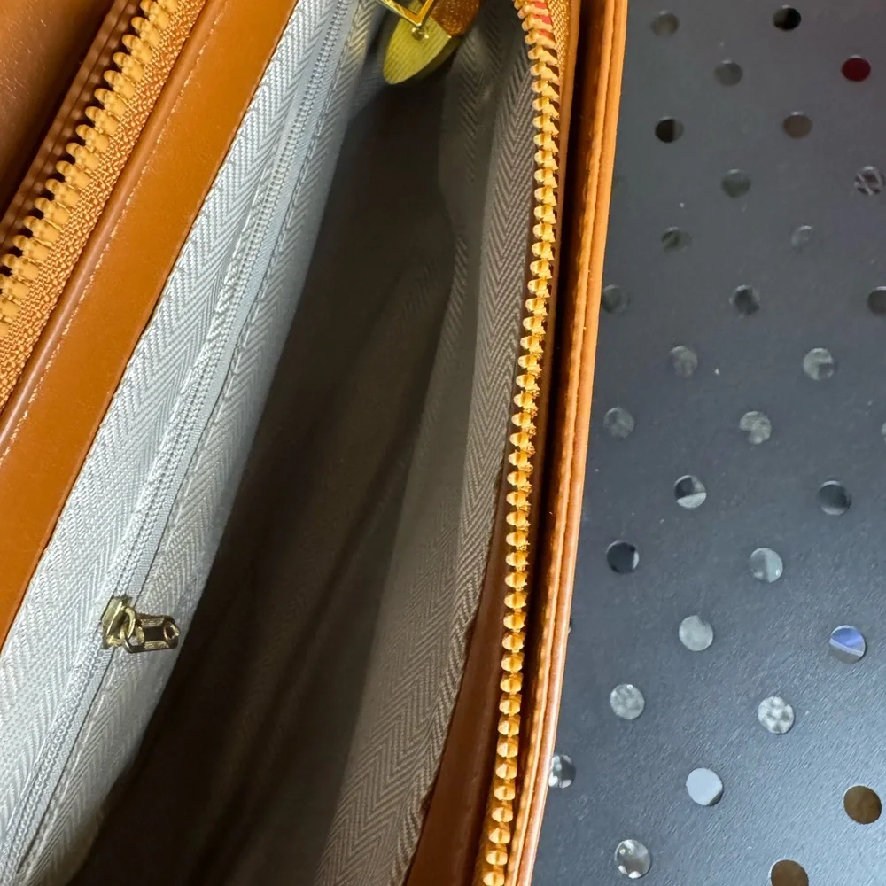 Elegant Tan Leather Shoulder Bag - Picture 4 of 6